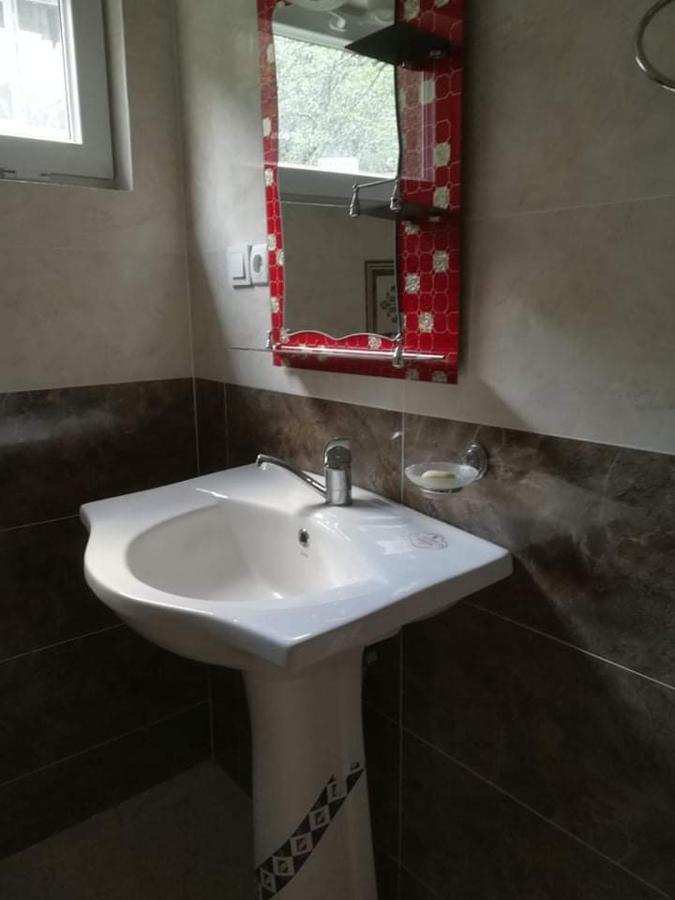 Valodia Guest House In Mestia Extérieur photo
